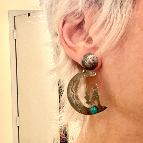 Native American vintage Silver Wolf Crescent Moon Earrings - Picture 6 of 10